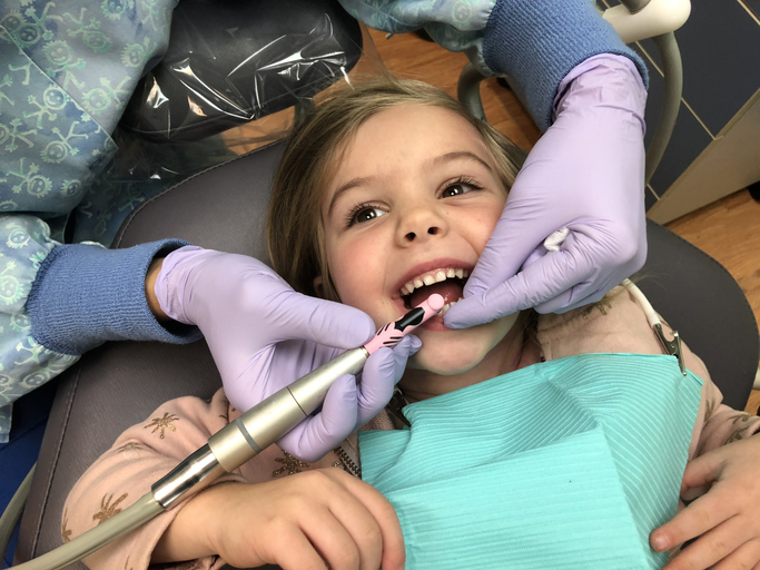 dziecko u dentysty